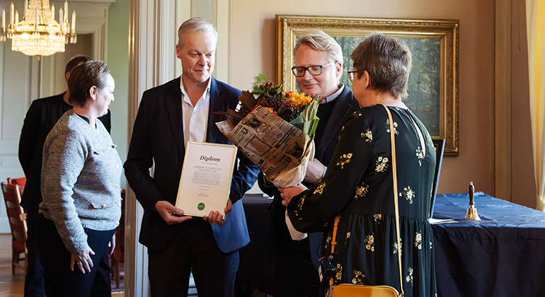 Thomas Sandstedt och Rikard Larsson tar emot klimatpriset från Brittis Benzler.